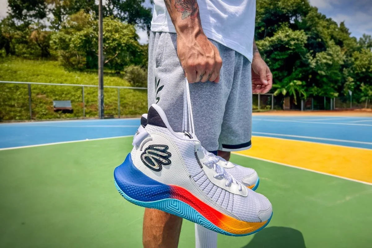 A cesta da Under Armour: marca investe em tênis para basquete