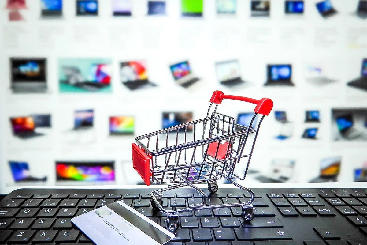 Na pré-Black Friday, venda online cai 15,8%, mas eletro e cosméticos sobem