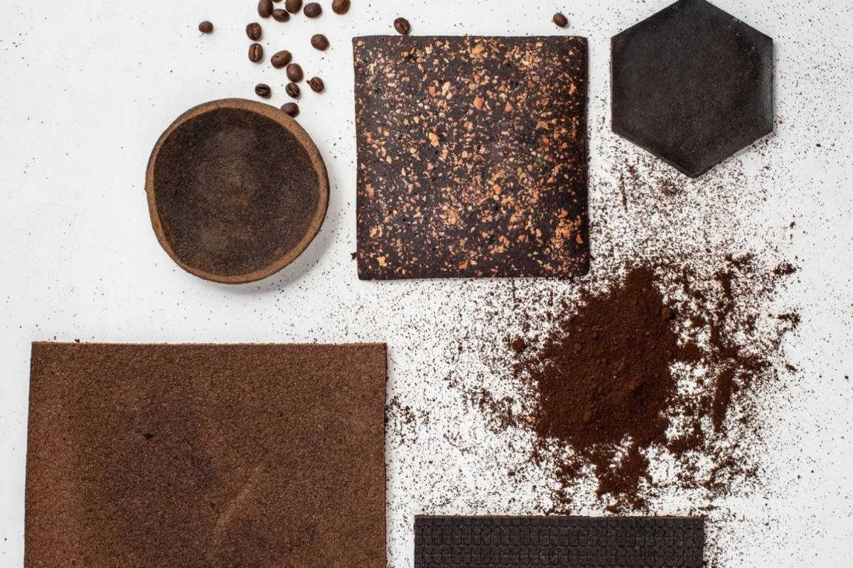 Borra de café reciclada vira copo na Argentina e aditivo para concreto na Austrália