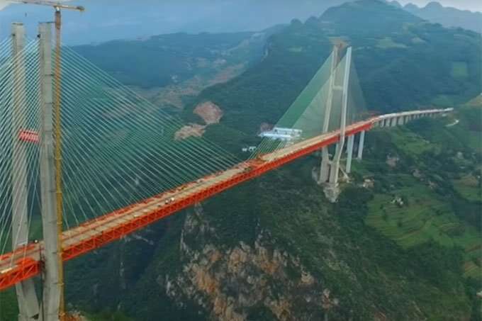 Ponte mais alta do mundo é concluída na China com 625 metros de altura