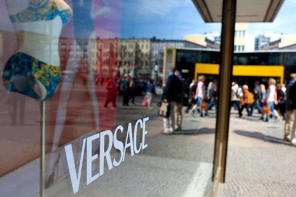 Ações da Capri sobem 8,5% com possível venda da Versace à Prada