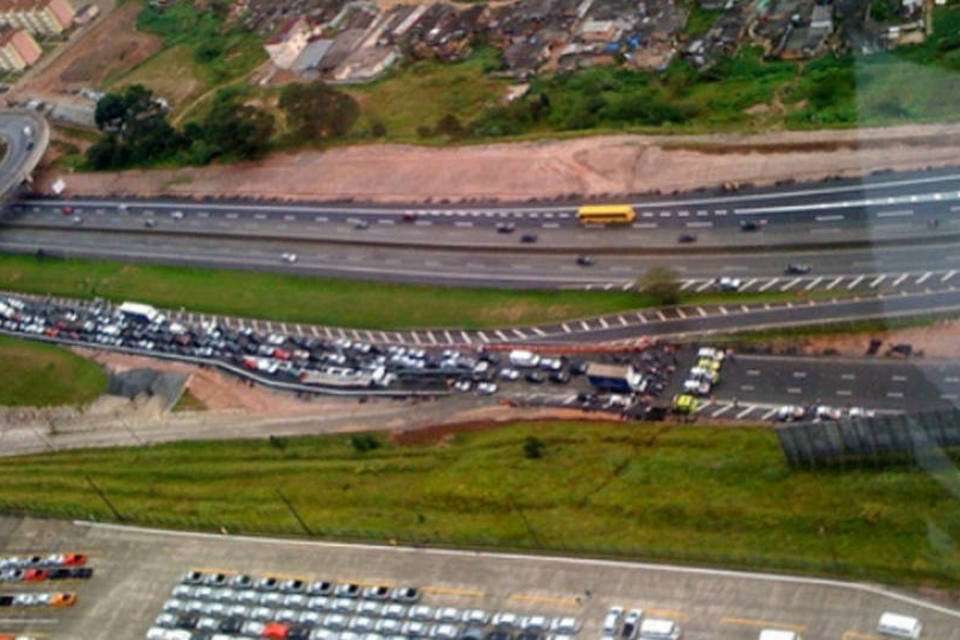 Rodovia Anchieta fica quase 12h totalmente interditada após carreta derrubar passarela