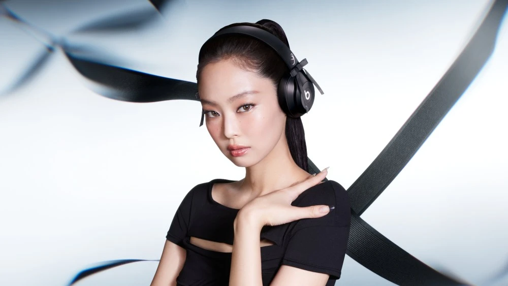 Blackpink’s Jennie and Beats Hit Replay With All-black Headphones and Unreleased Track