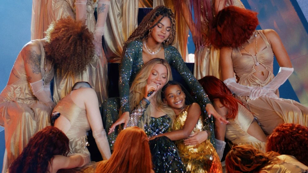 Beyoncé’s Daughter Rumi Makes Rare Appearance in Oscar de la Renta at ‘Cowboy Carter Tour,’ Blue Ivy Coordinates With Mom in Burberry