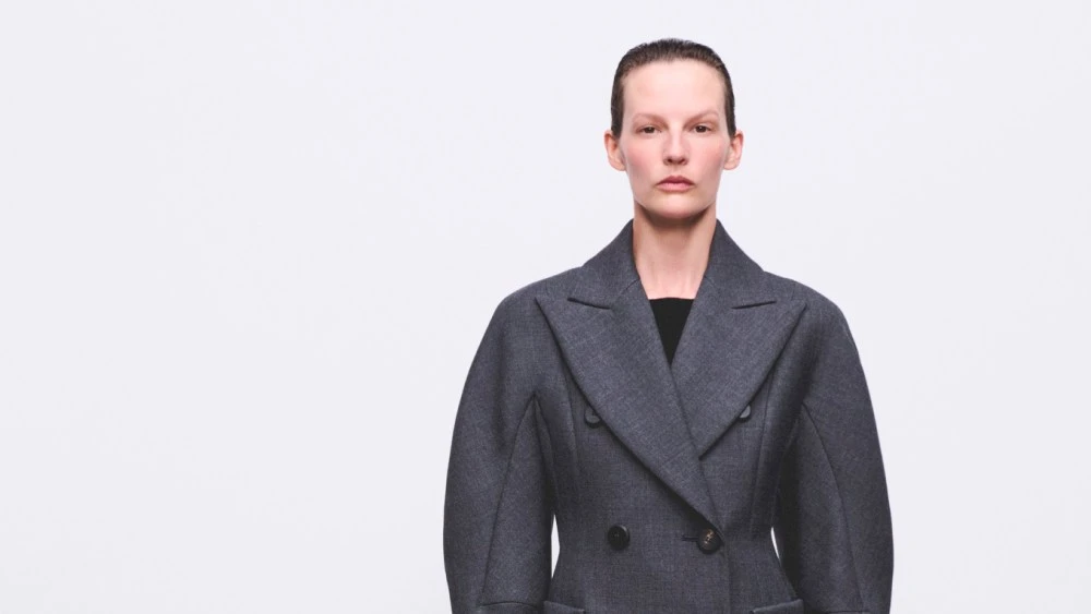 Max Mara Atelier Fall 2026: Hot Coat-ure