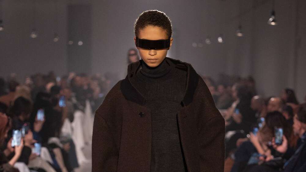 MM6 Maison Margiela Fall 2025: Ramrod Shoulders to the Fore