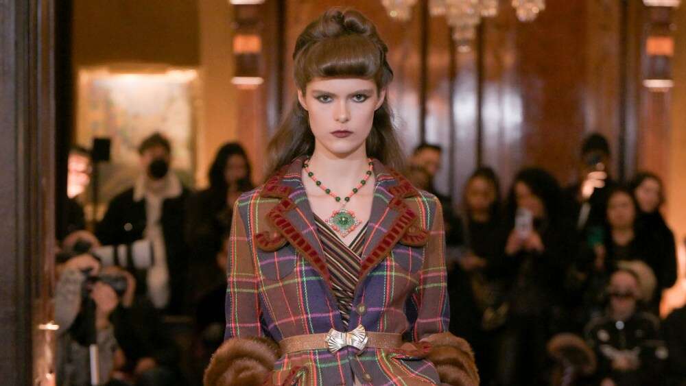 Anna Sui Fall 2025: A Madcap Mix and Match Take on Modernity