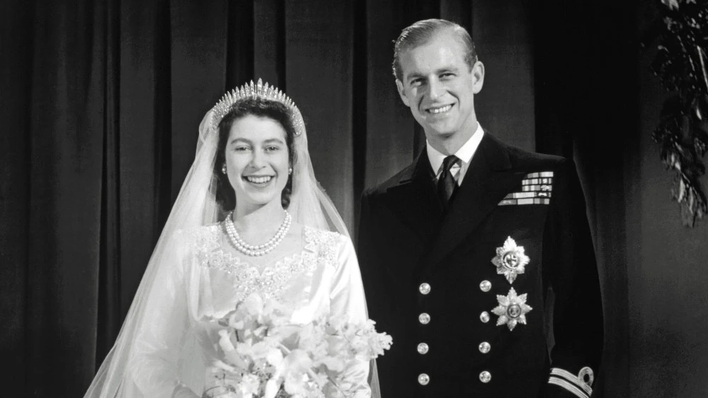 Queen Elizabeth’s Dresses, Hats and Jewels Dazzle at New Buckingham Palace Show