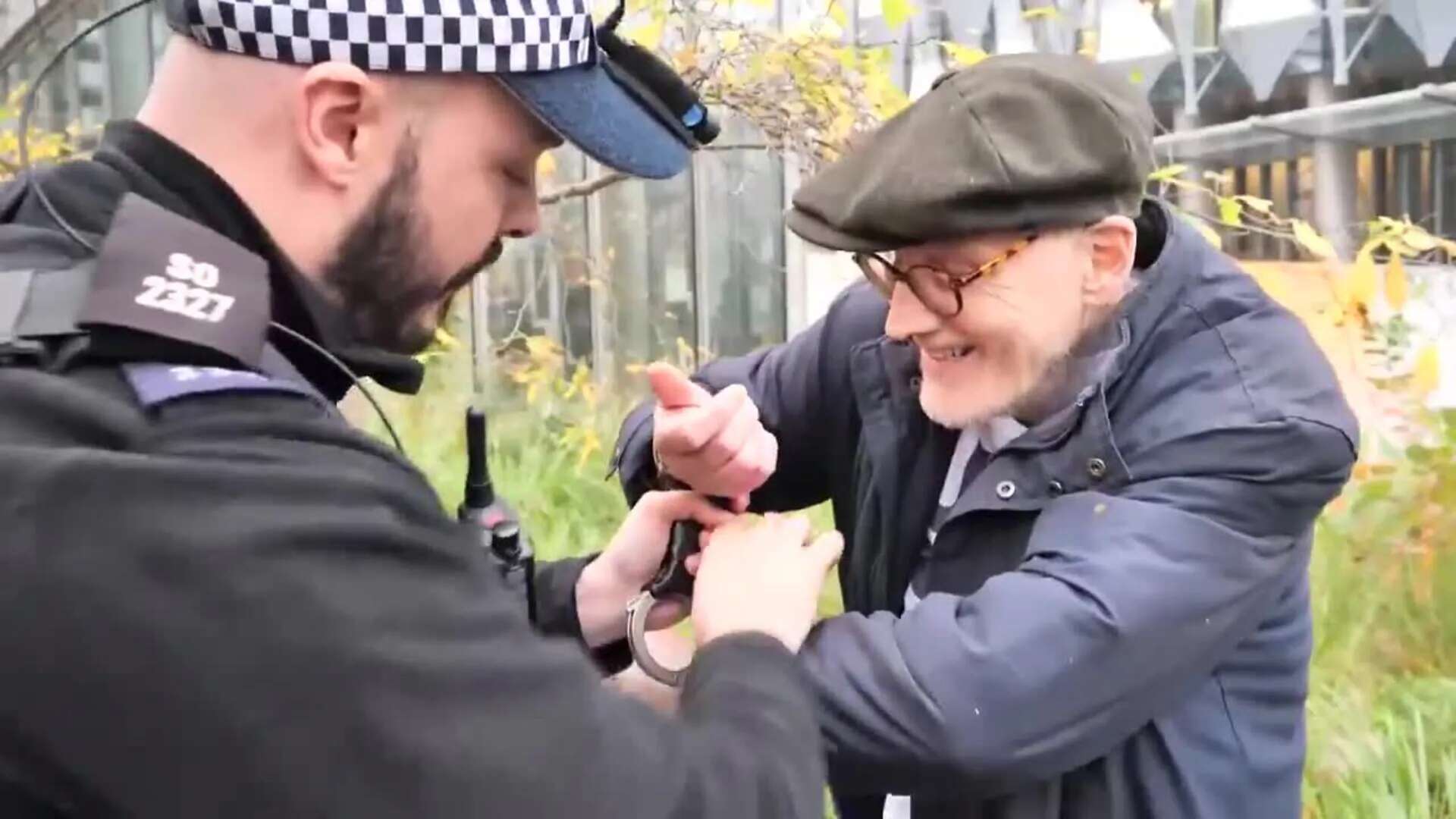 Just Stop Oil pinta de naranja la Embajada de EE.UU. en Londres en protesta contra Trump