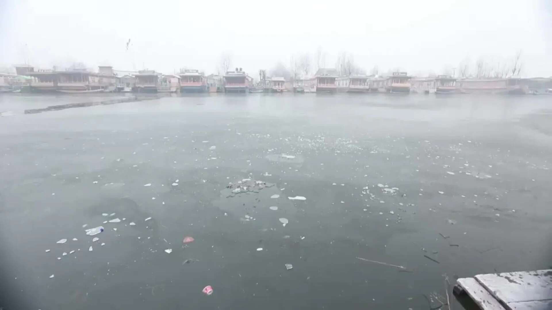 En Srinagar se registra una temperatura mínima de -8,5 grados centígrados, la más fría en 34 años.