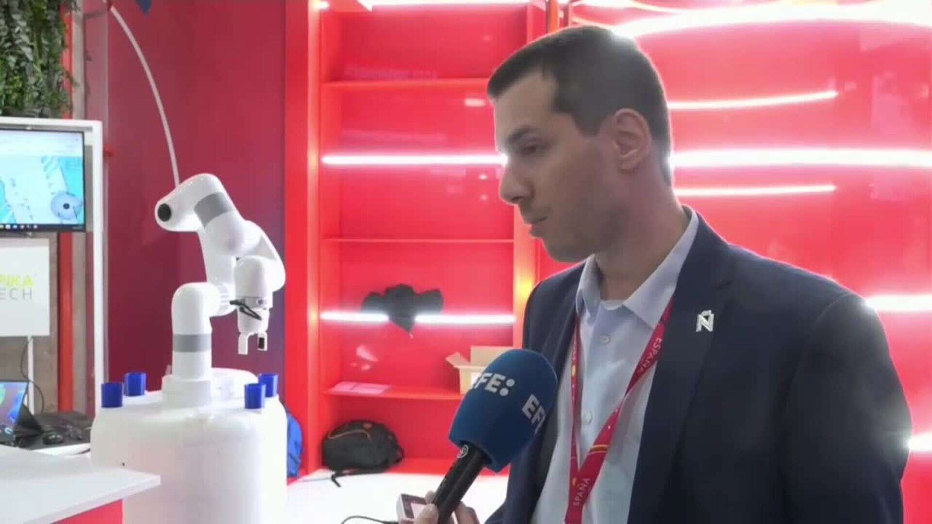 Un robot dispensa medicamentos y toma la temperatura a pacientes