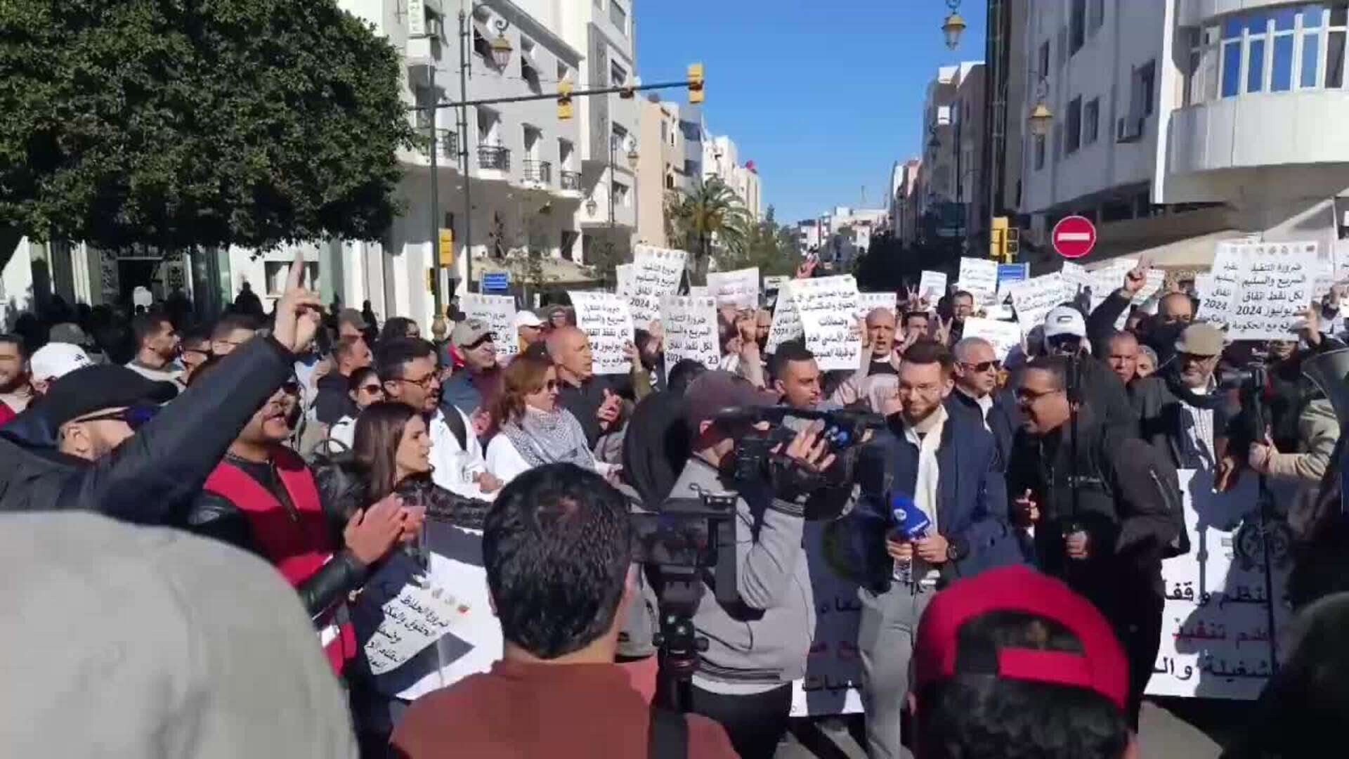 Trabajadores sanitarios marroquíes protestan en Rabat para exigir mejores condiciones laborales