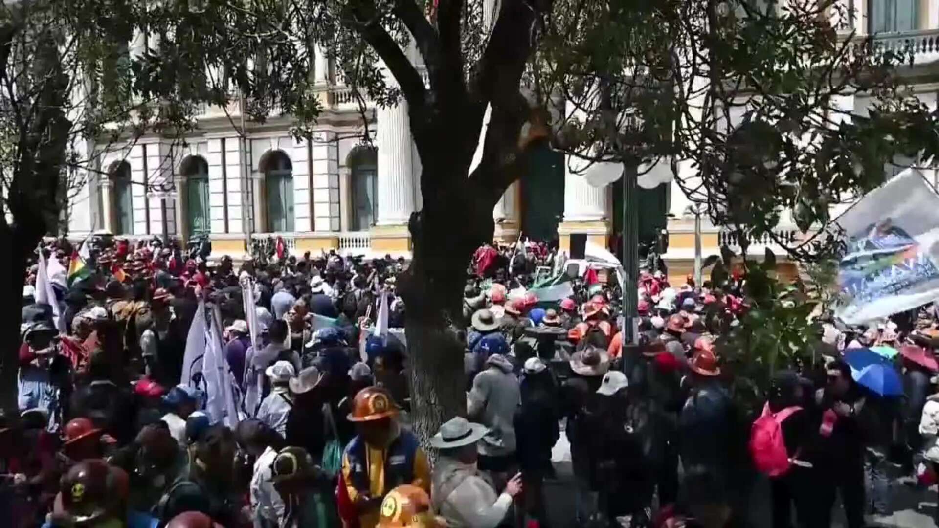 Sectores afines a Arce rodean el Legislativo boliviano para exigir aprobación de créditos