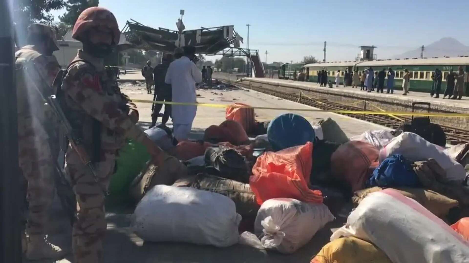 Elevan a 24 los muertos en un ataque suicida en una estación de tren de Pakistán