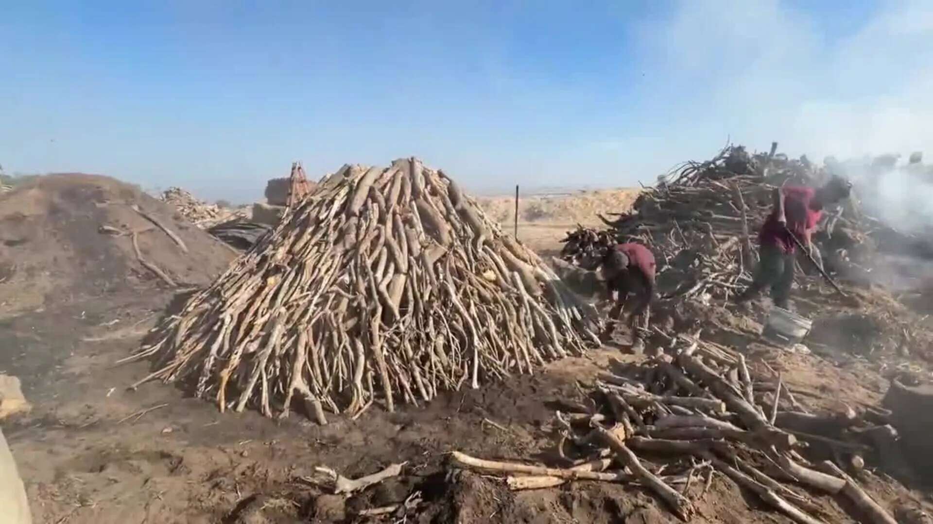 Pese a los ataques israelíes la producción artesanal de carbón no cesa en Gaza