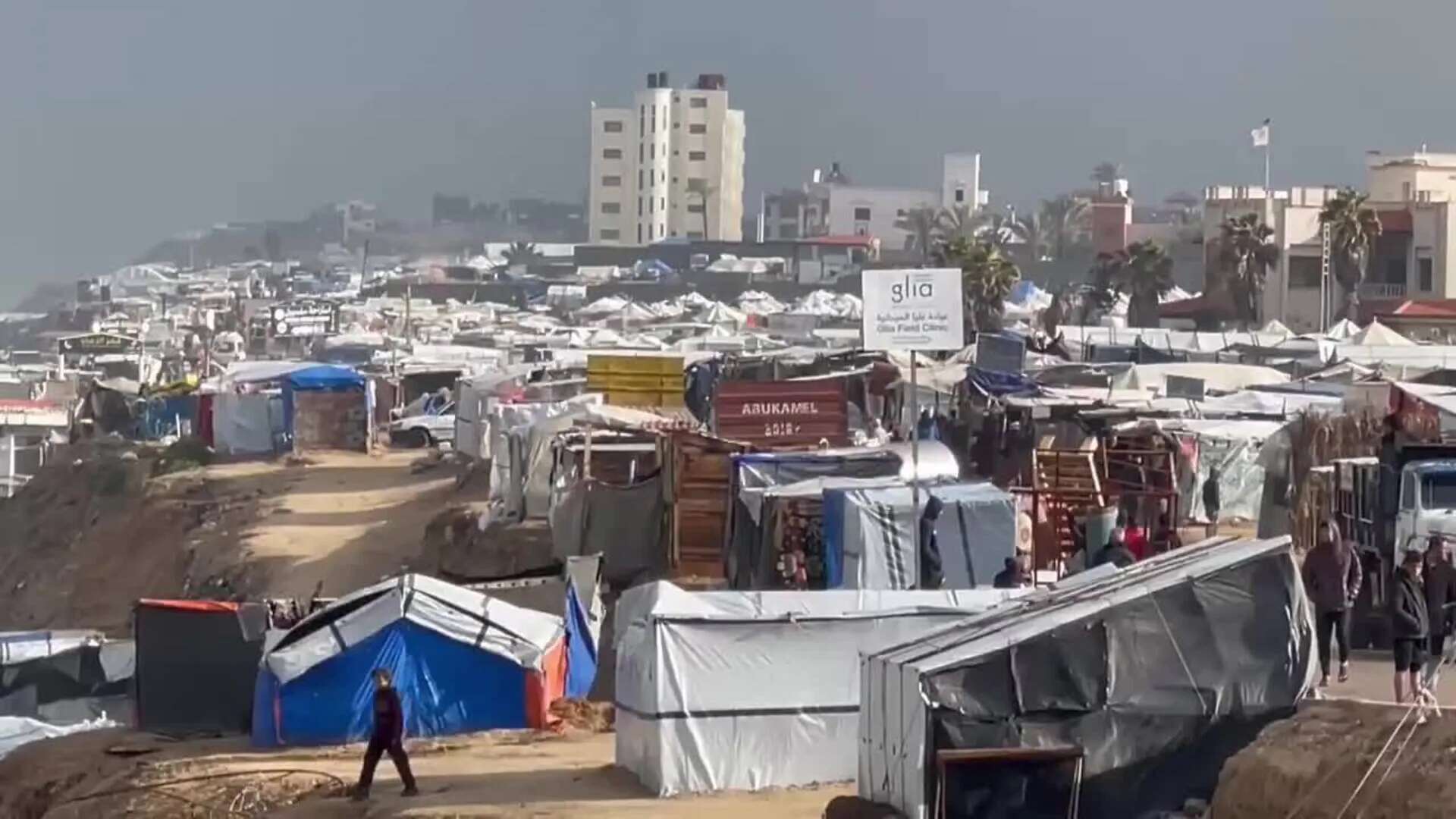 Desplazados palestinos enfrentan adversidades climáticas en Gaza