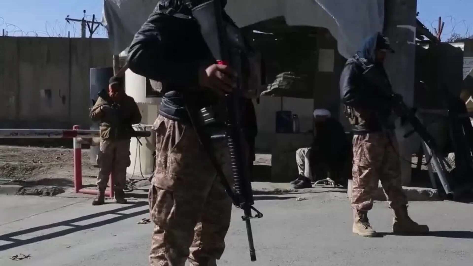 Fuerzas de seguridad talibanes realizan chequeos en Kabul tras asesinato del que mató al ministro de Refugiados talibán