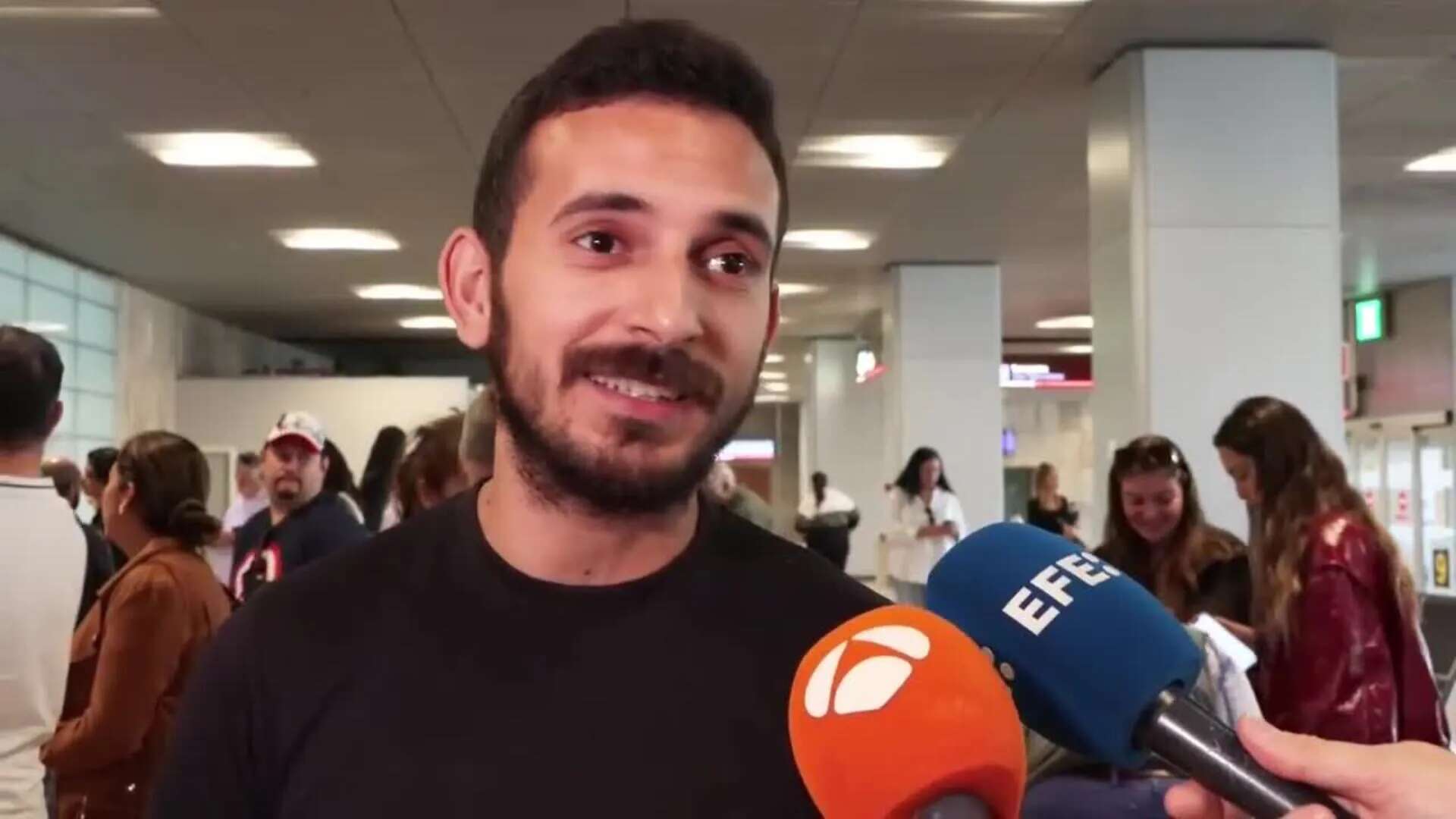 La emoción de Hussein al reencontrarse en Madrid con su familia que huye del conflicto del Líbano