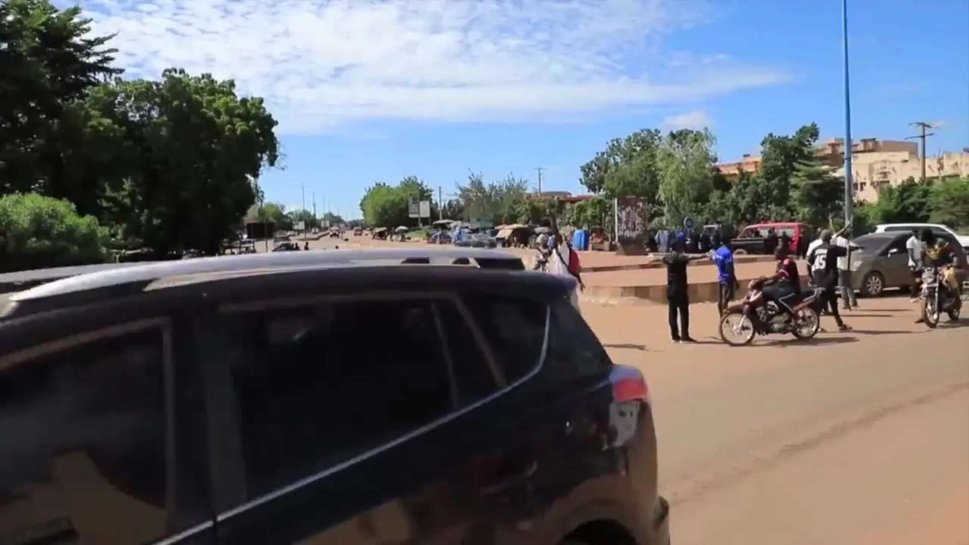 Al Qaeda reivindica dos ataques al aeropuerto militar de Bamako y a una escuela militar