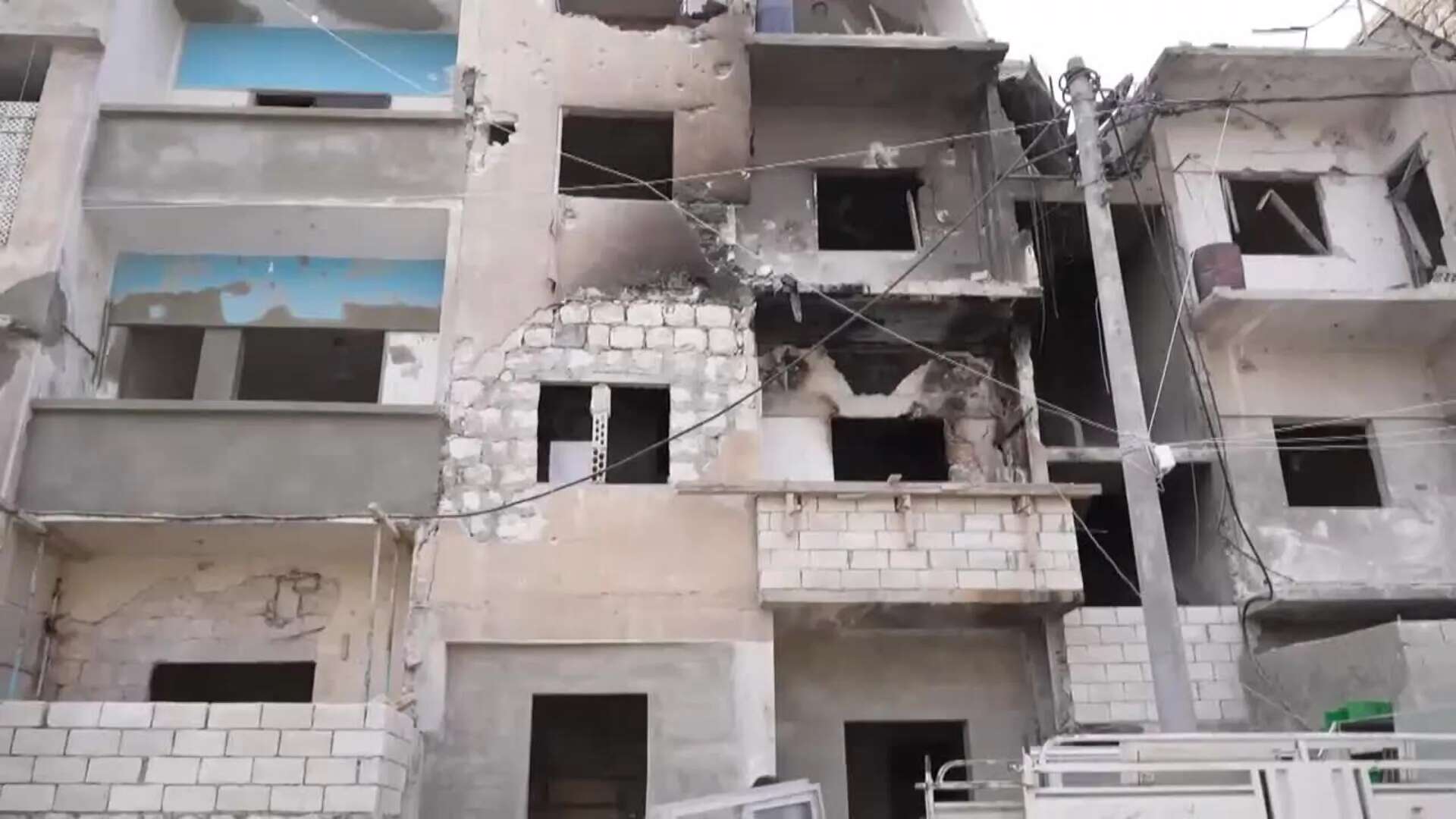 Las casas destruidas durante la ofensiva siria en Idlib empiezan a reconstruirse