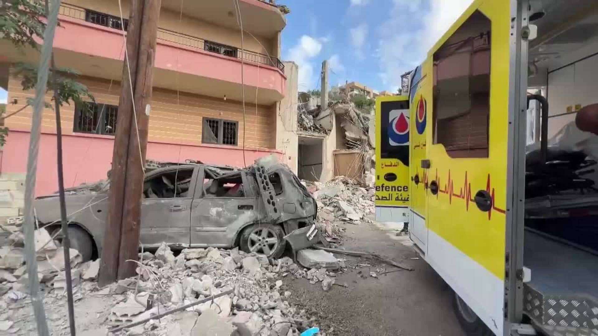 Búsqueda entre los escombros tras ataques aéreos israelíes en el sur de Líbano