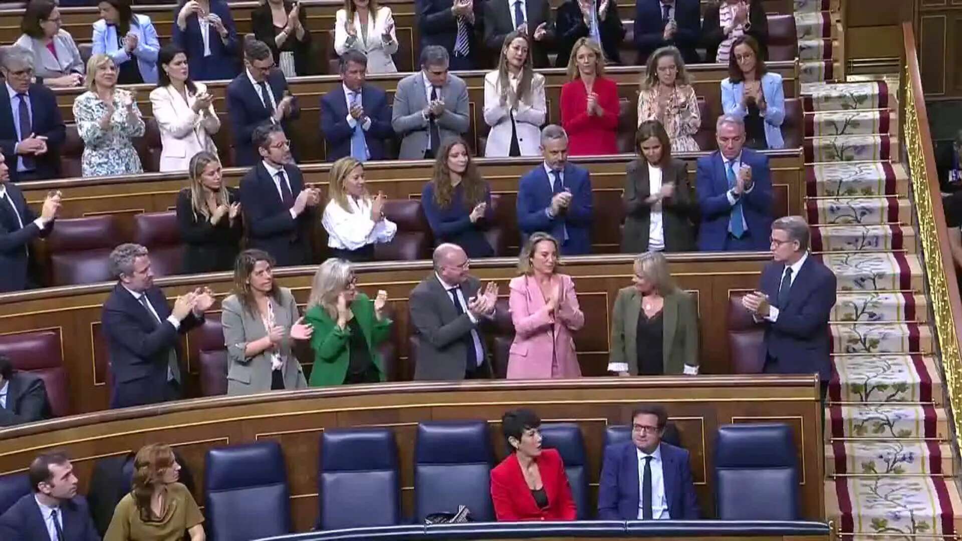 Un largo aplauso de la bancada del PP a Marimar Blanco interrumpe el pleno del Congreso