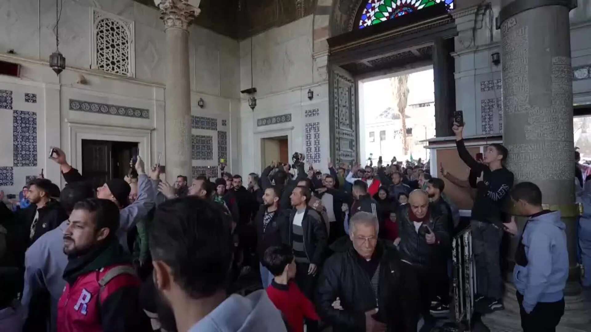 Sirios celebran el derrocamiento de Al Asad en la histórica mezquita Omeya de Damasco