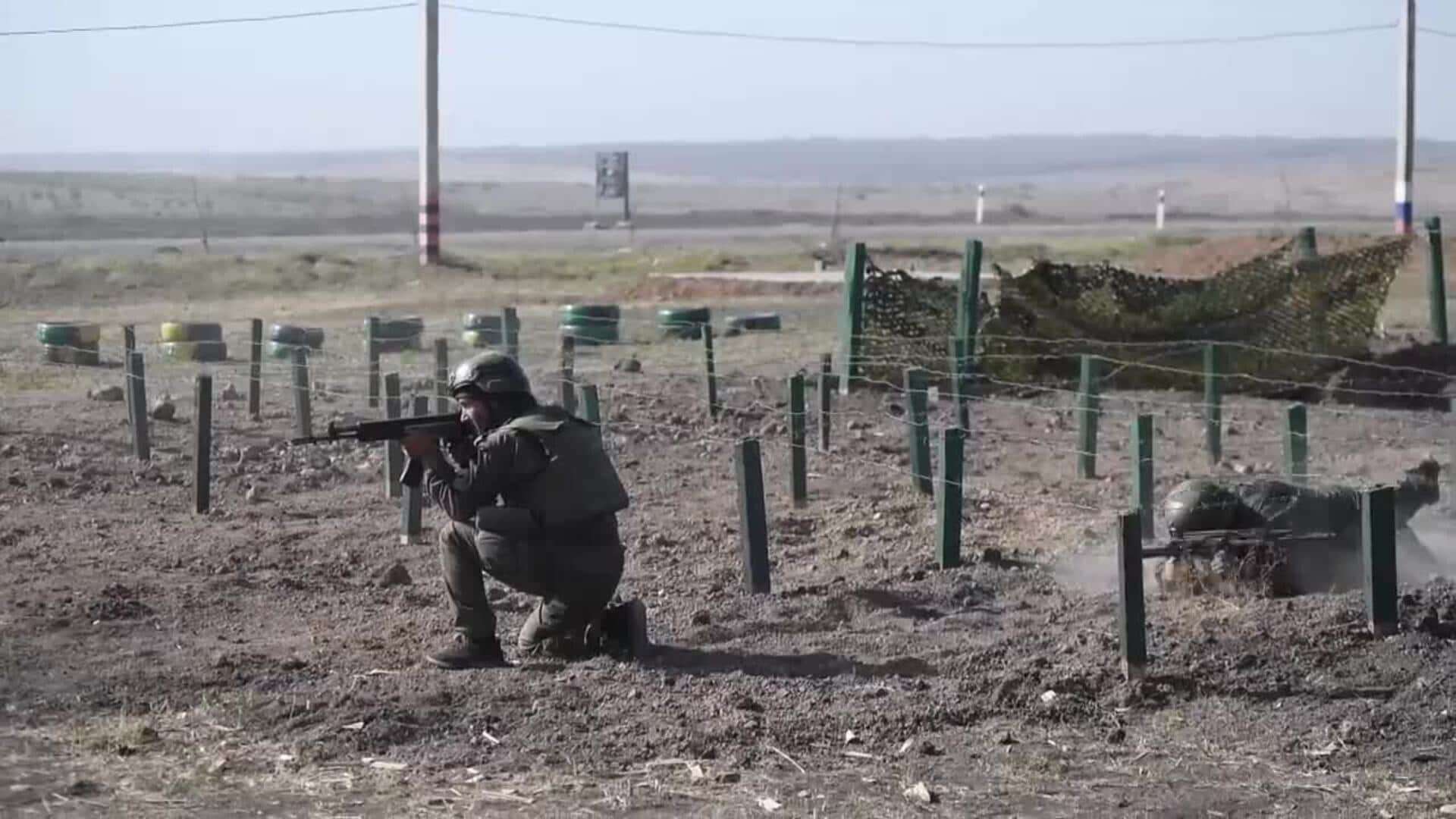 Militares contratados rusos entrenan antes de partir al frente en Ucrania