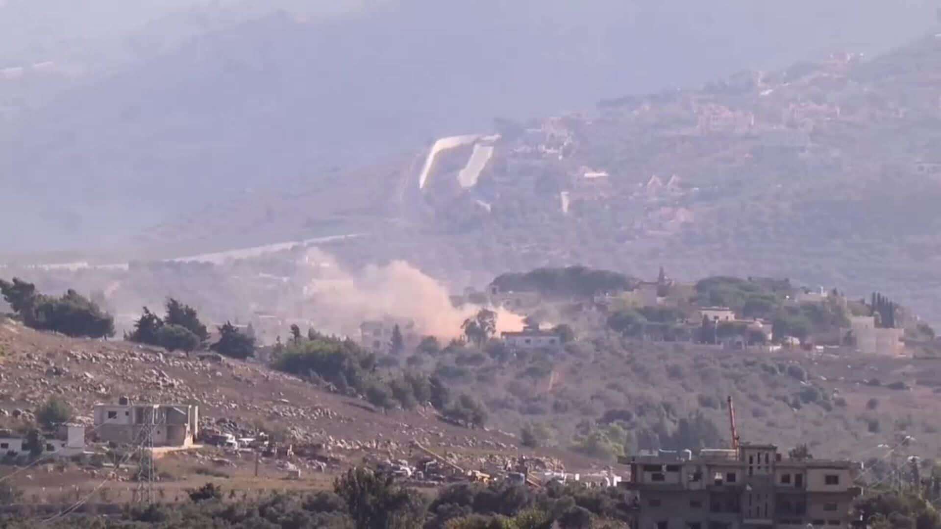 El humo se eleva tras un ataque militar israelí, en la aldea de Kafr Kila, al sur del Líbano