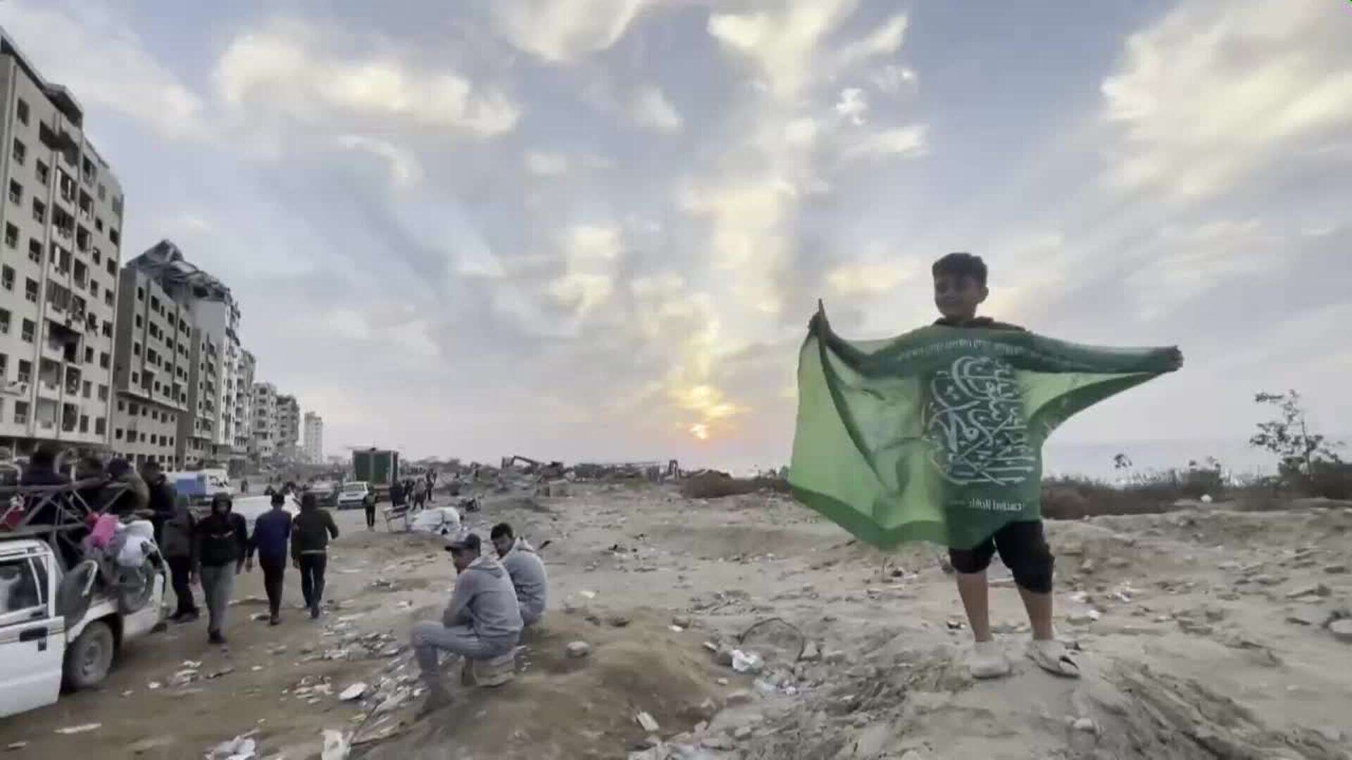 Palestinian displaced return north via Al Rashid Road in Gaza City