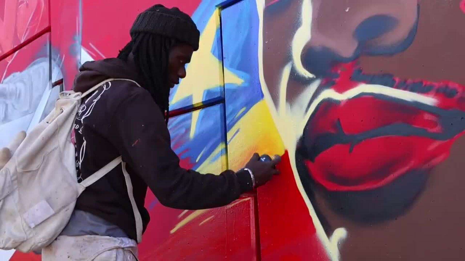 Artistas pintan un mural en Dakar para denunciar la violencia en Goma