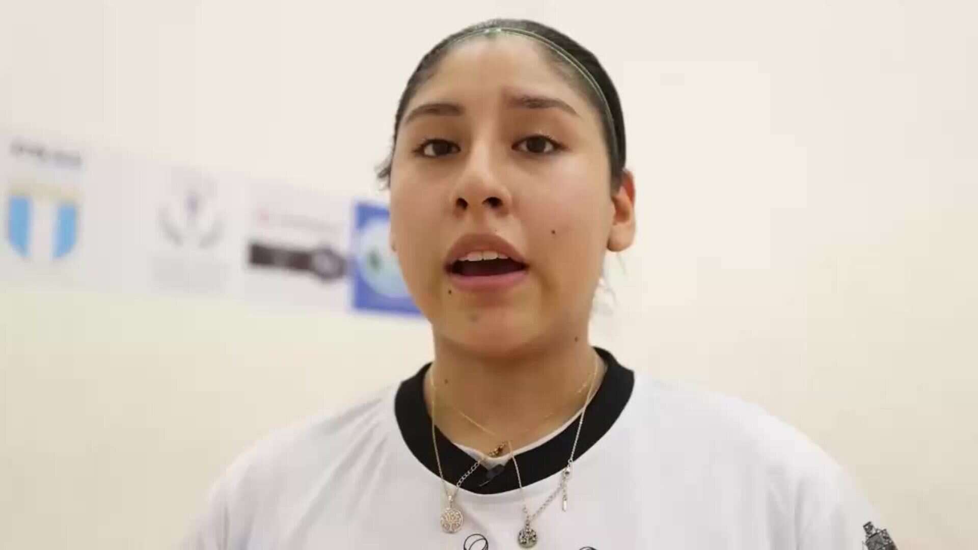 La boliviana Camila Rivero no oculta su felicidad tras ser campeona del mundial juvenil de ráquetbol