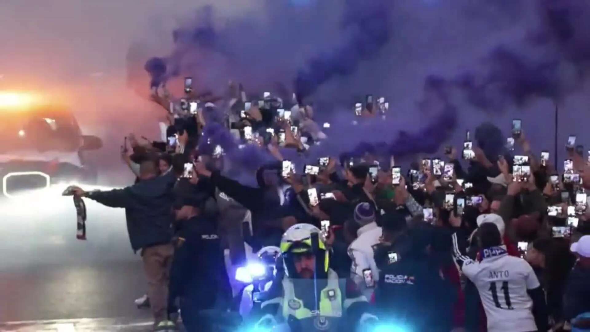 Miles de madridistas animas a su equipo antes del primer 'clásico' de la temporada