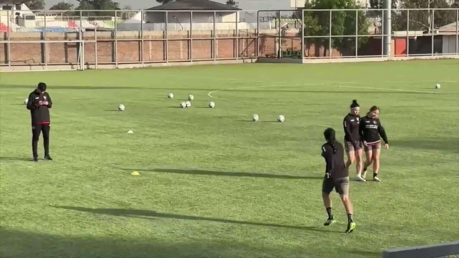 El fútbol femenino en Chile avanza en profesionalización, pero persisten desigualdades y malas condiciones