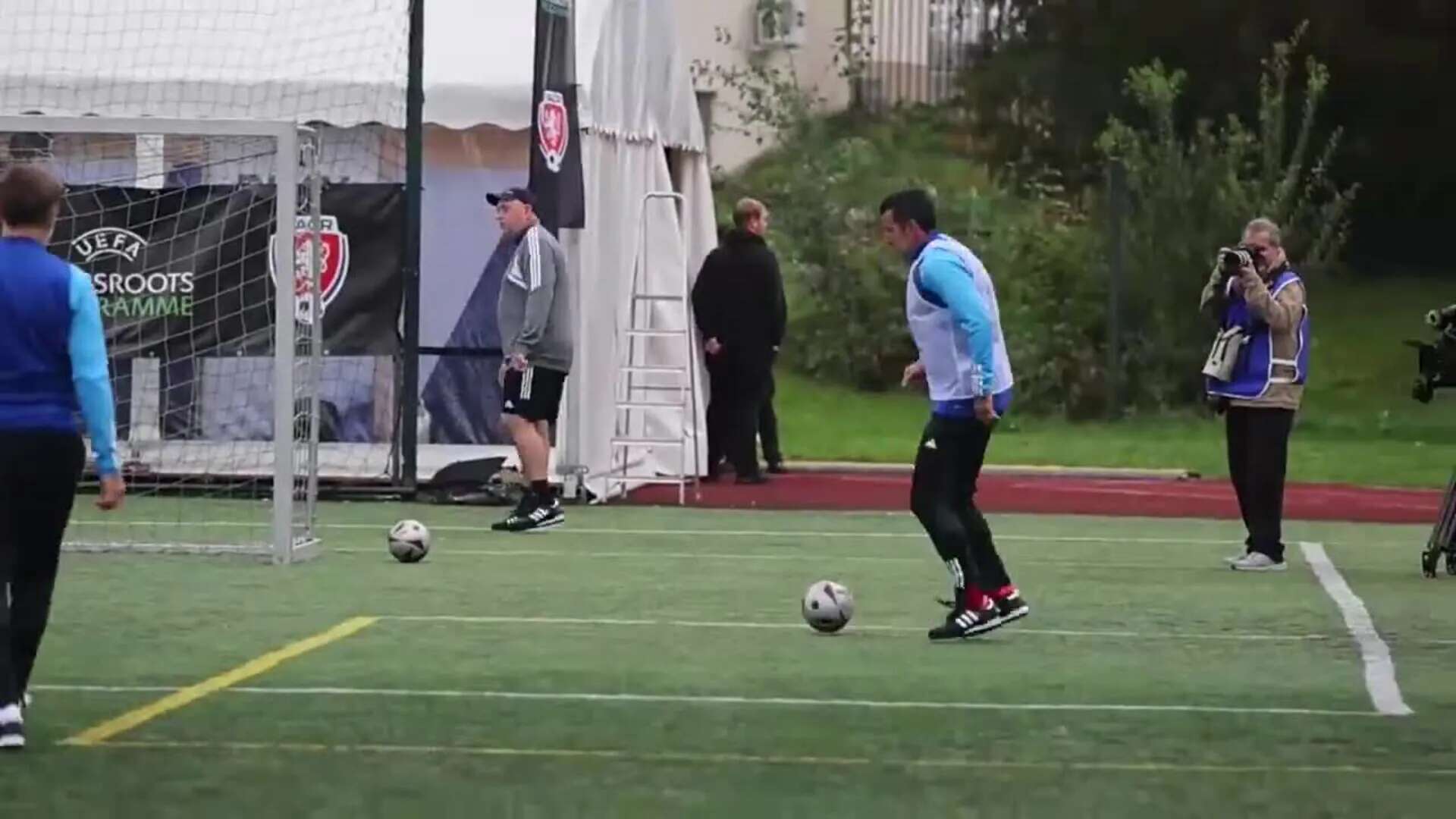 Figo y leyendas del fútbol checas juegan un partido con niños en Praga