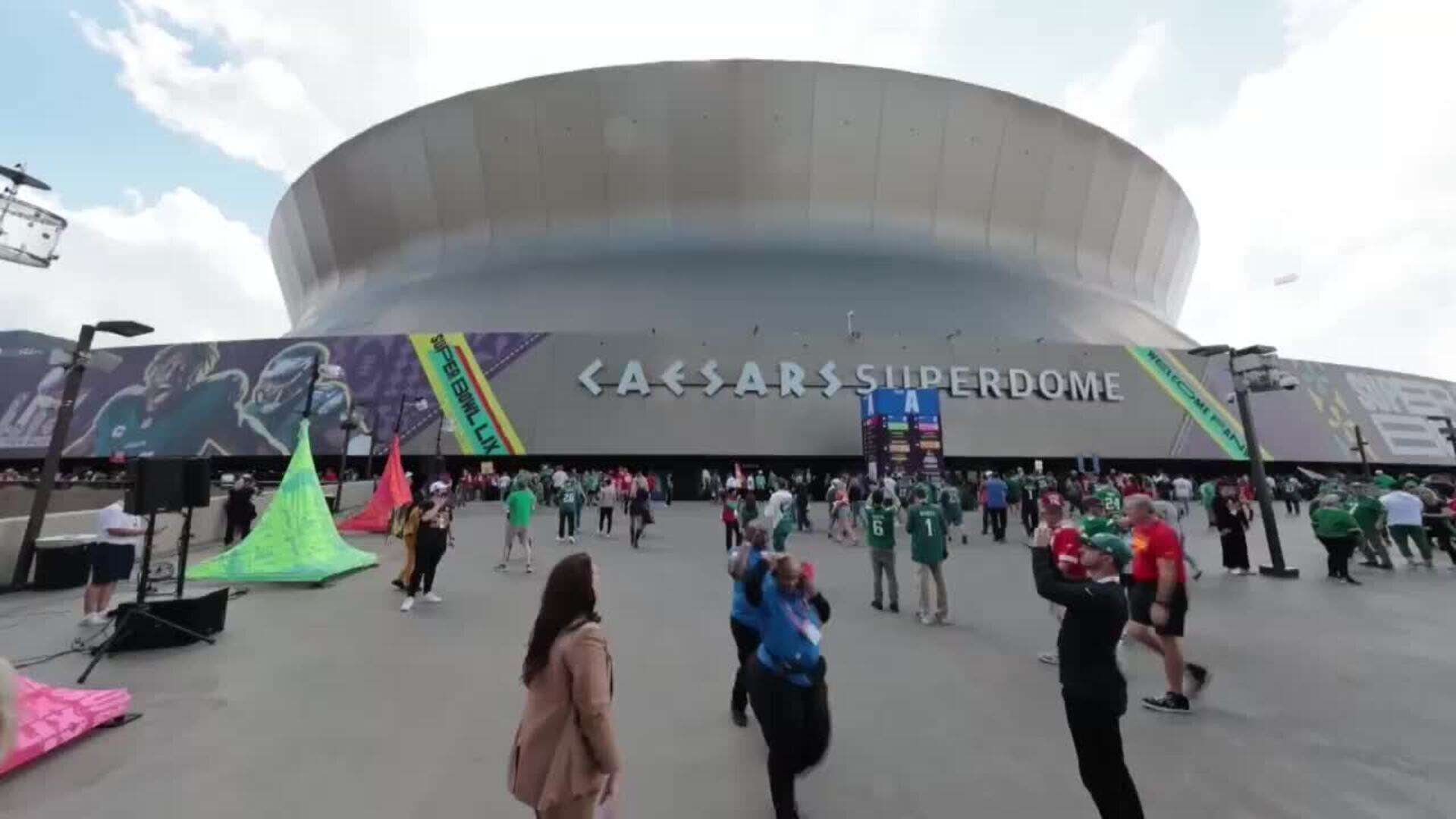 Los fanáticos del fútbol americano llenan el Caesars Superdome para ver el Super Bowl