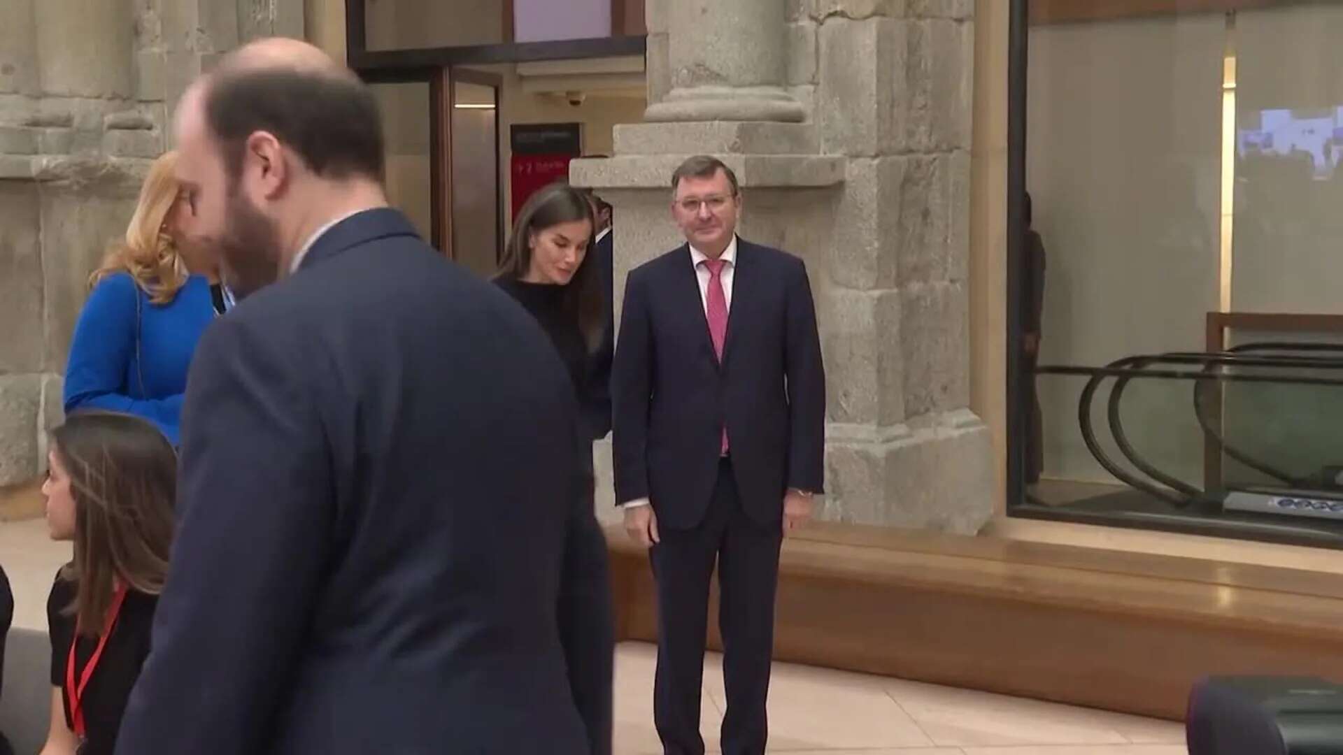 La Reina Letizia enamora con un cómodo 'total look black'