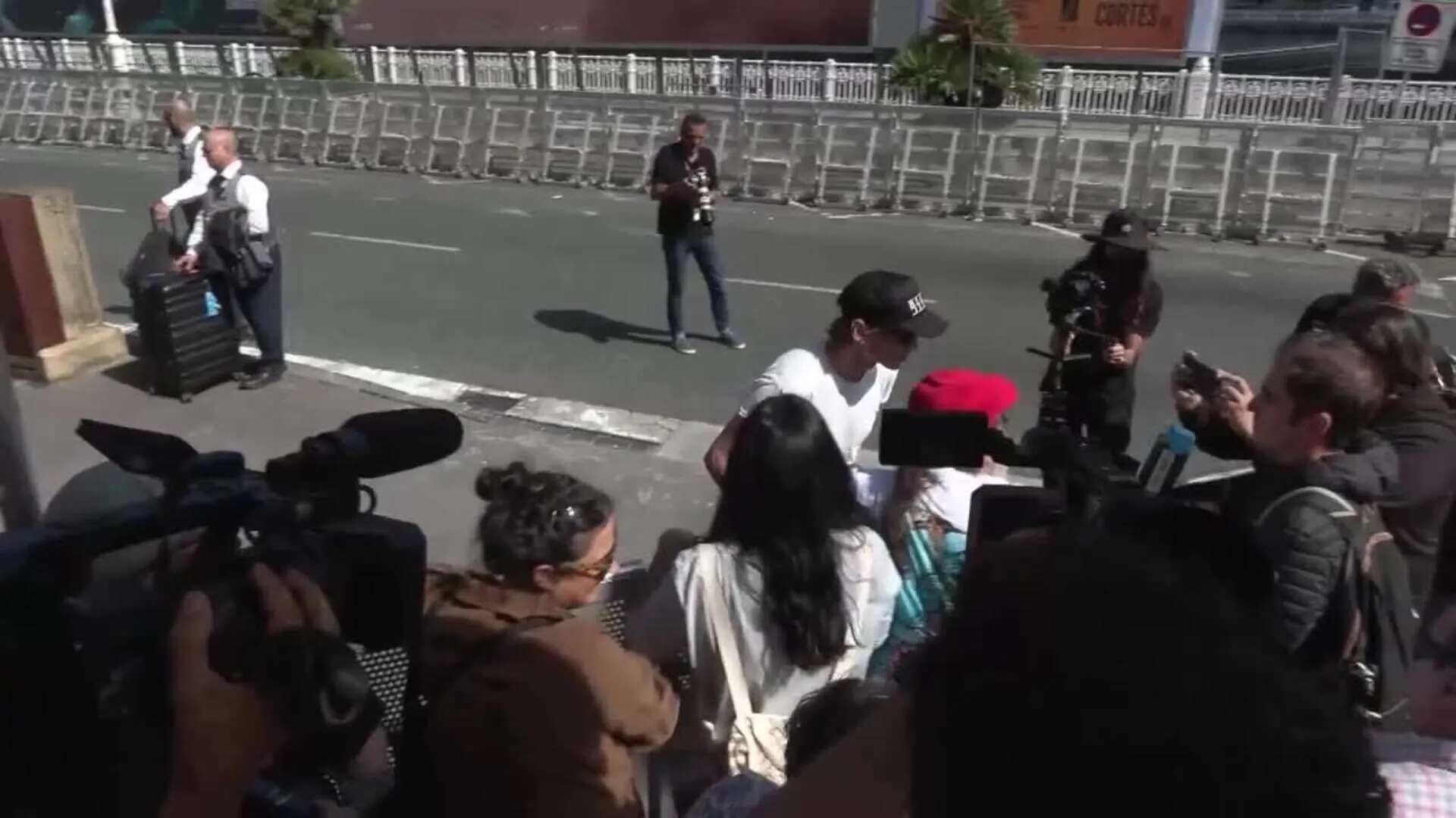 Llegadas a San Sebastián de los actores Jaimie Campbell Bower y Cha Cha Huang, de 'Emmanuelle'