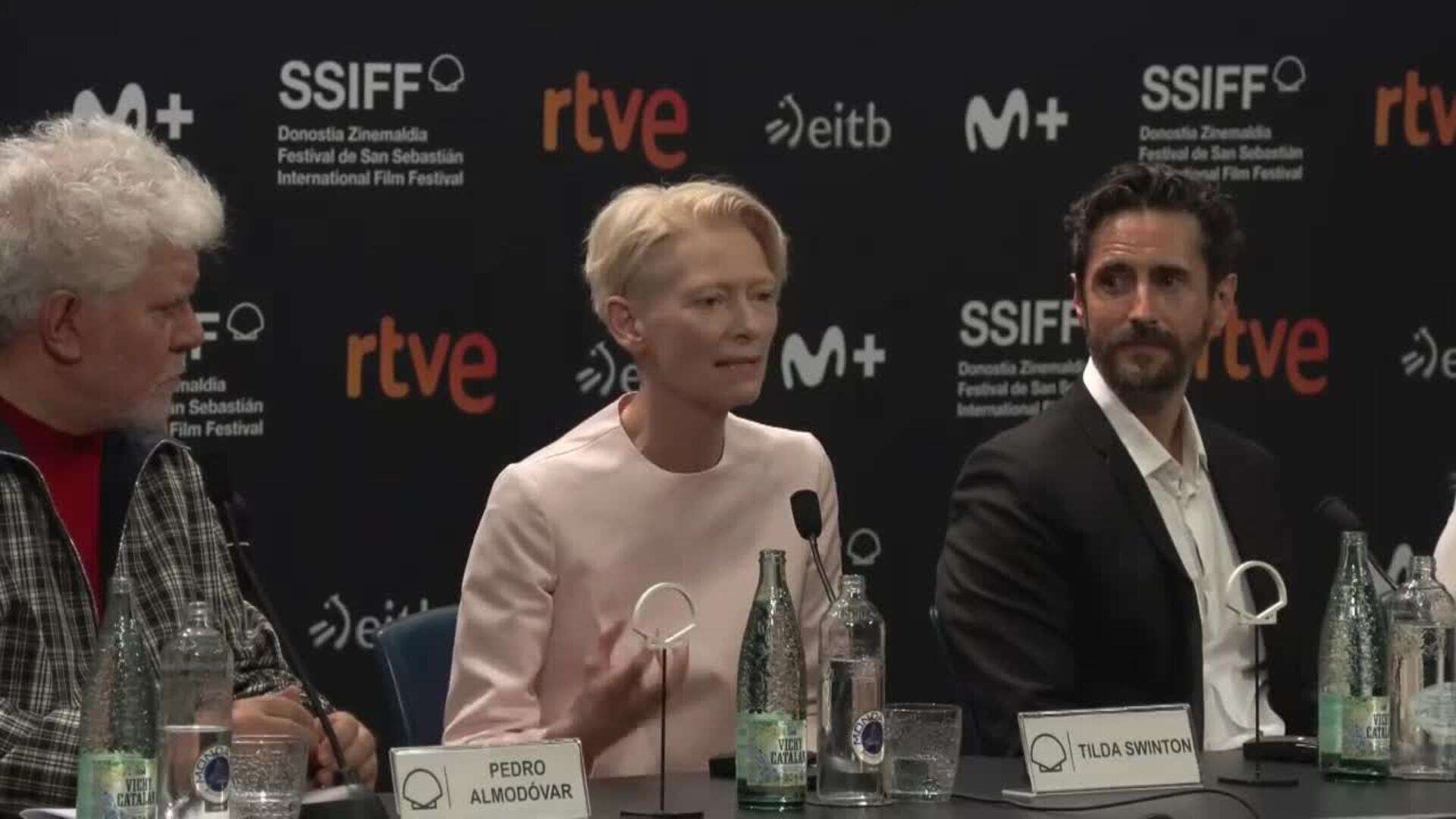 Tilda Swinton aclama a Almodóvar en San Sebastián: 