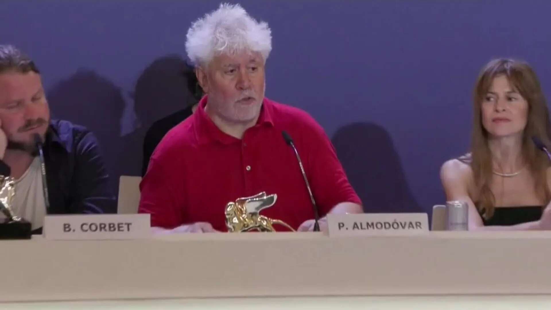 Almodóvar conquista un histórico León de Oro en Venecia con su oda a la solidaridad