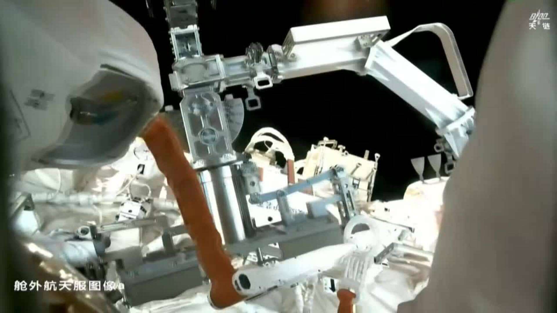 Astronautas chinos efectúan el paseo espacial de mayor duración del país