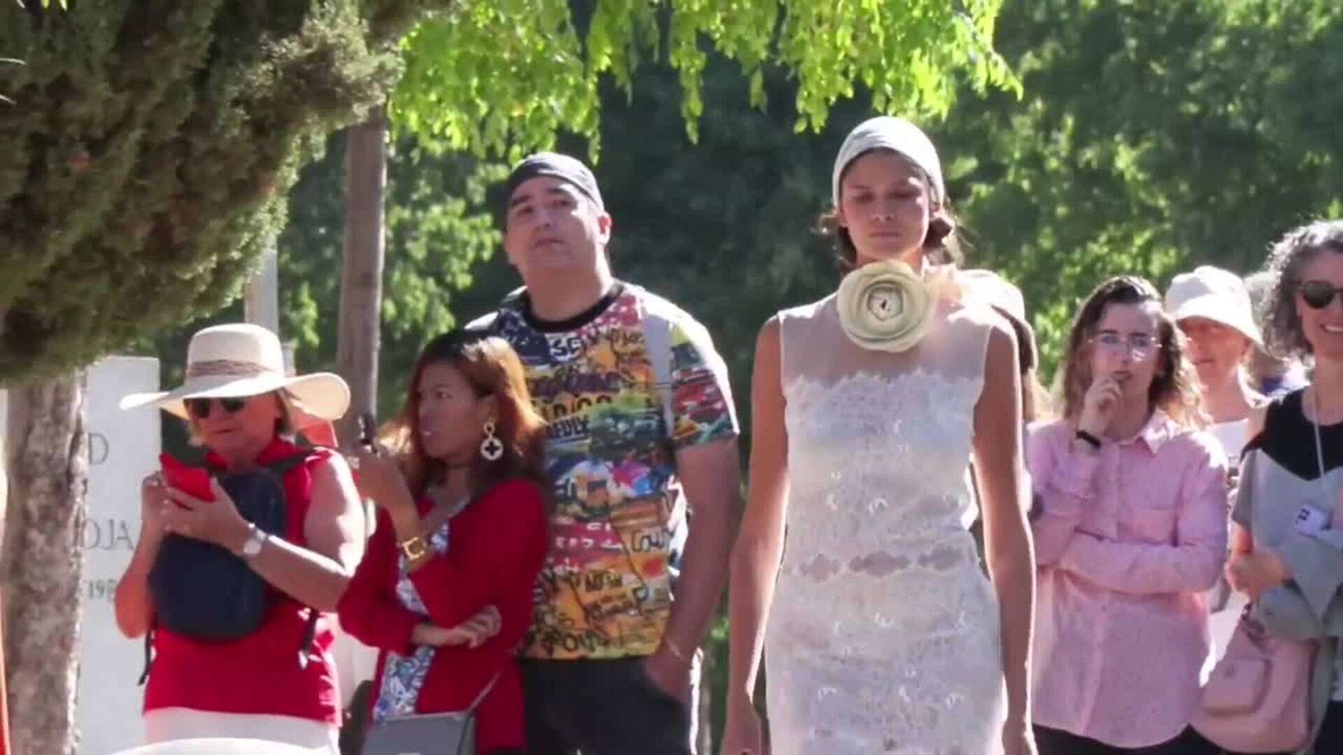 La Cuesta Moyano se convierte en una pasarela nupcial con las creaciones de María Lafuente