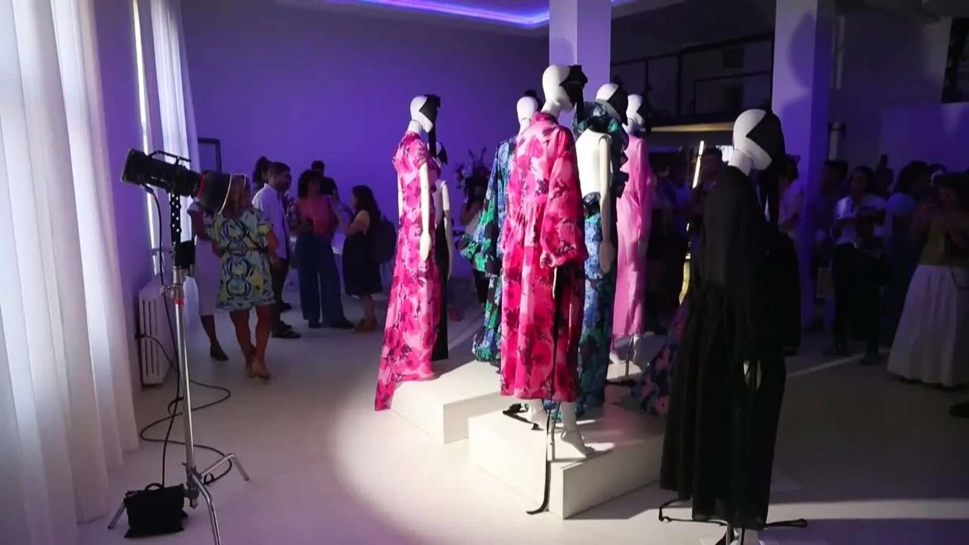 Juan Vidal rompe la barrera entre verano e invierno con una colección llena de flores