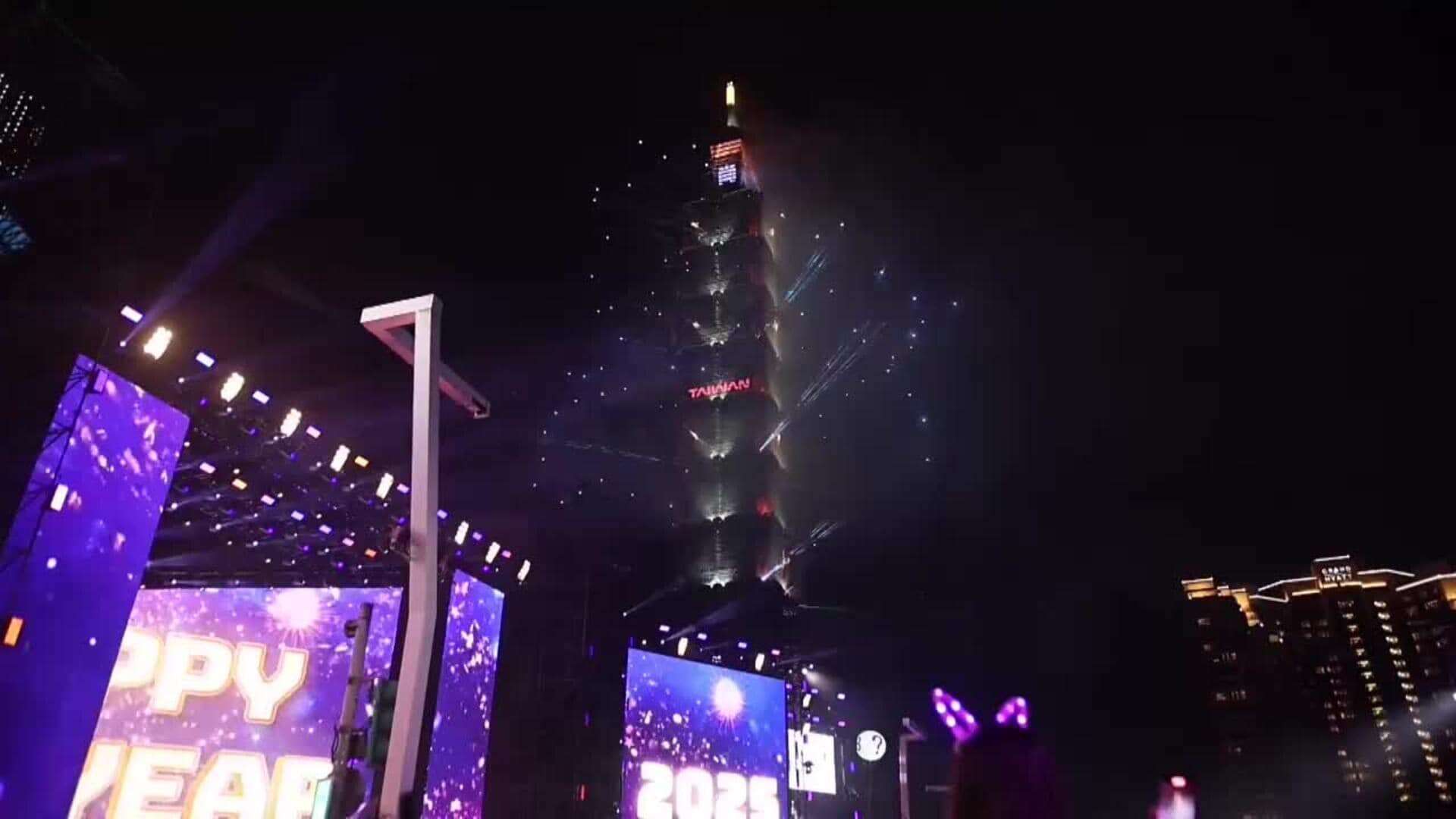 Los fuegos artificiales de la Torre Taipéi iluminan la llegada del 2025