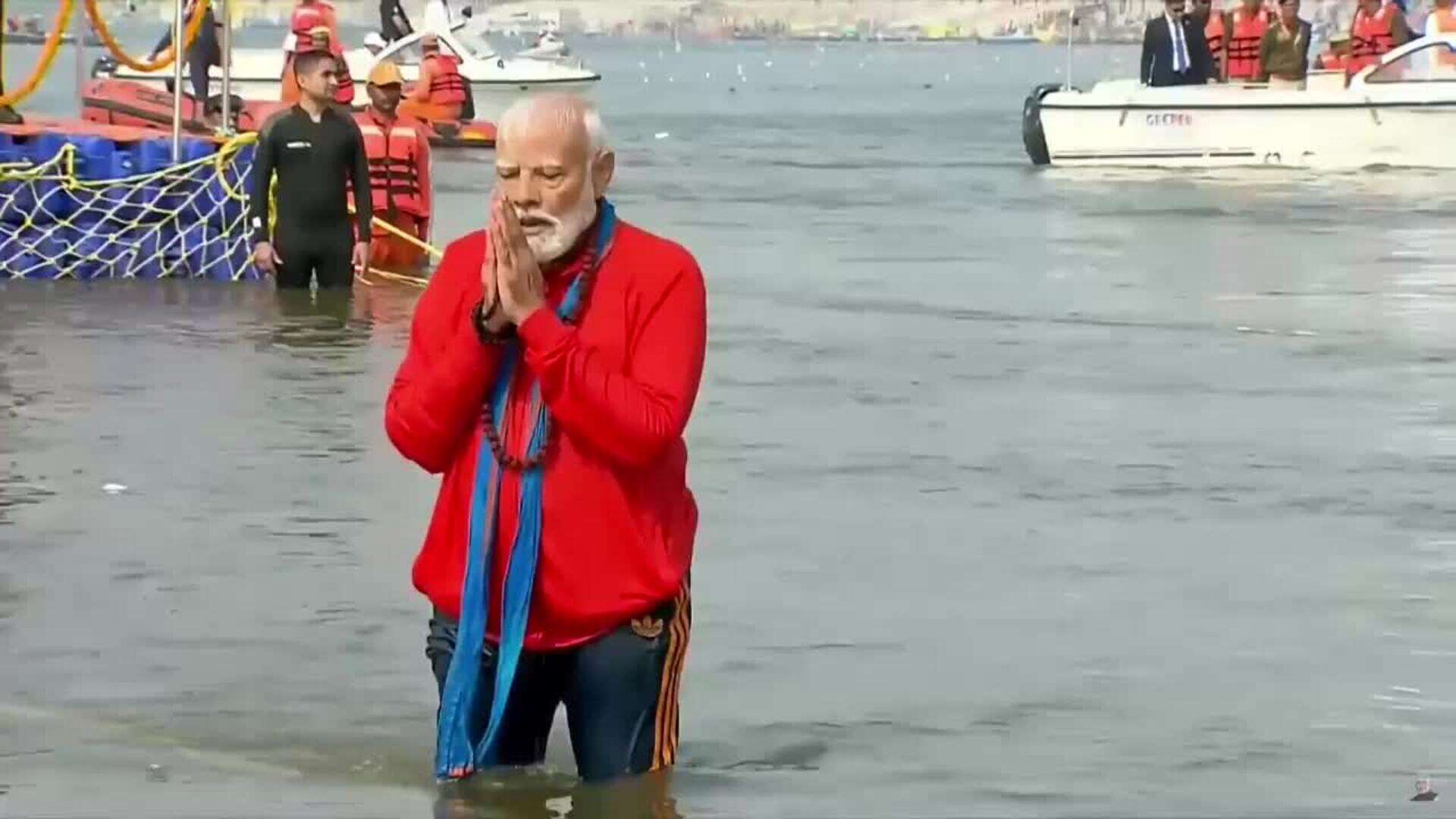 El primer ministro de la India se baña en las aguas sagradas durante el festival hindú Kumbh Mela