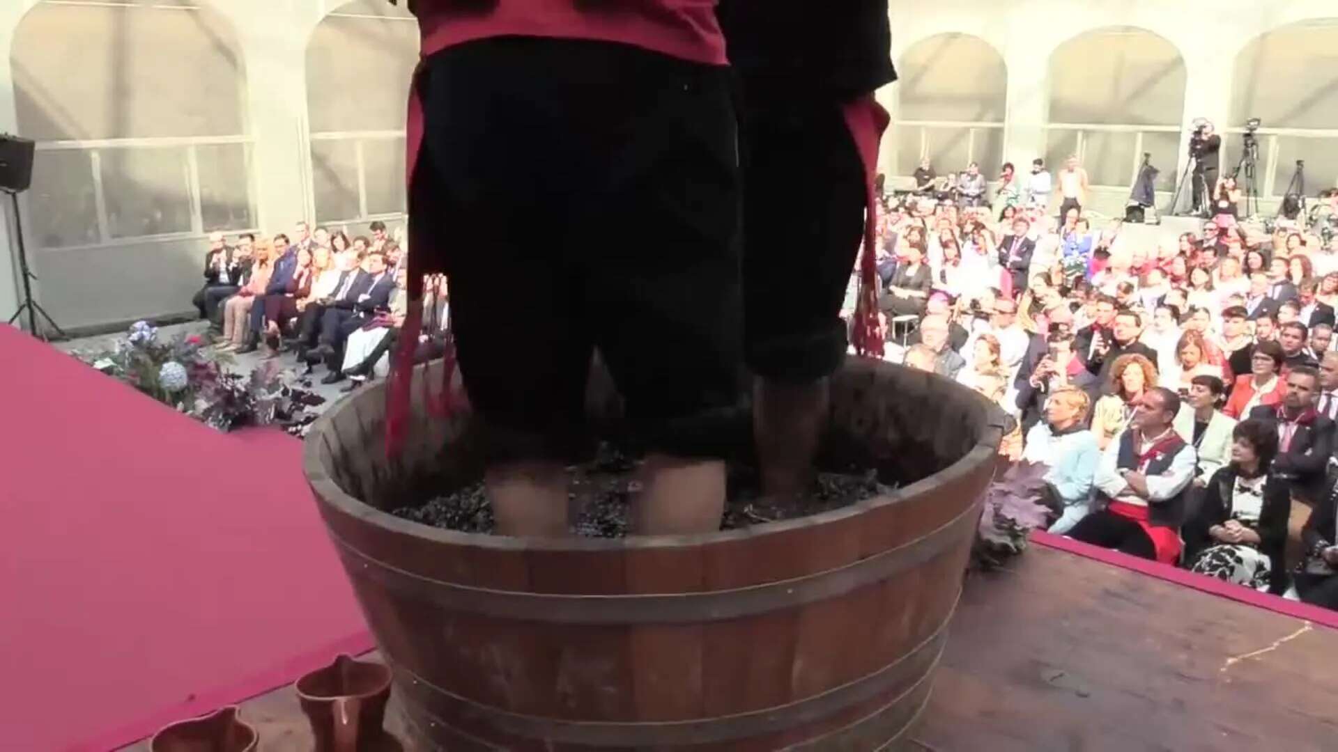 La Virgen de Valvanera recibe su ofrenda con sol y buenos deseos en forma de racimos