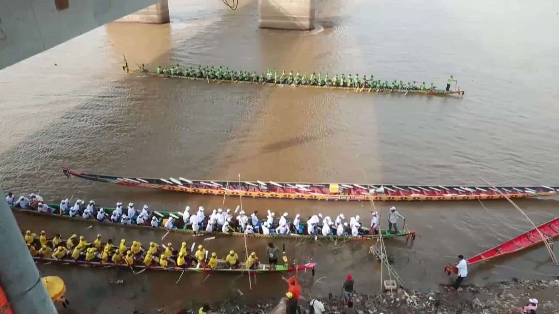 Remeros camboyanos compiten en el Festival del Agua en el río Tonle Sap