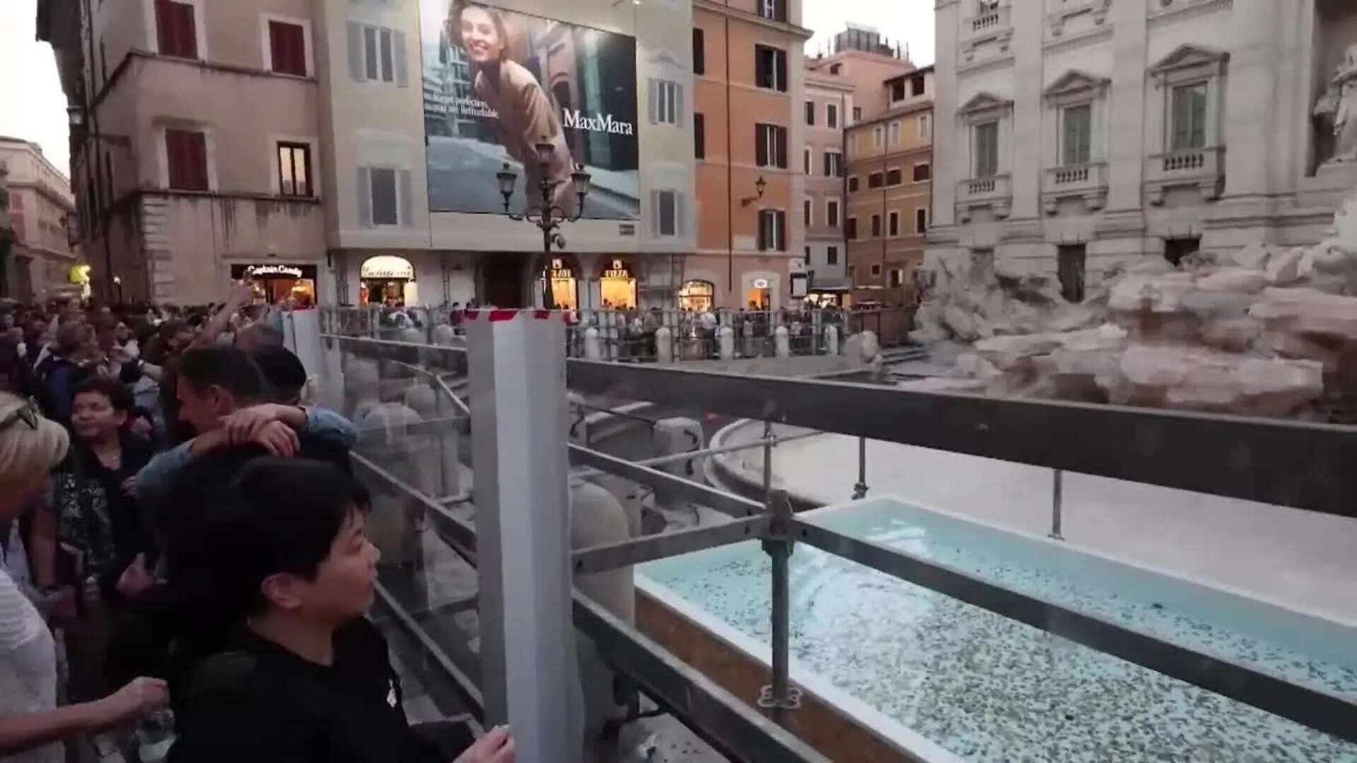 Vacían la Fontana de Trevi por obras y los turistas lanzan monedas a una bañera