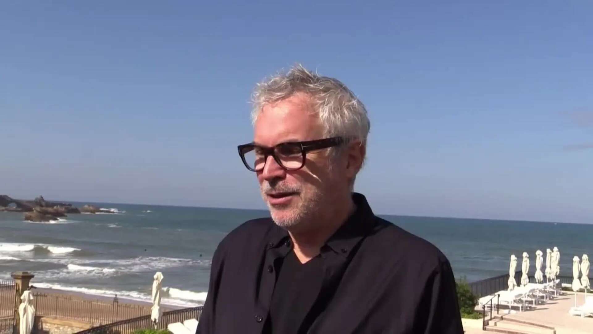 Alfonso Cuarón posa con el 'Abrazo de Honor' del Festival de Cine Latinoamericano de Biarritz