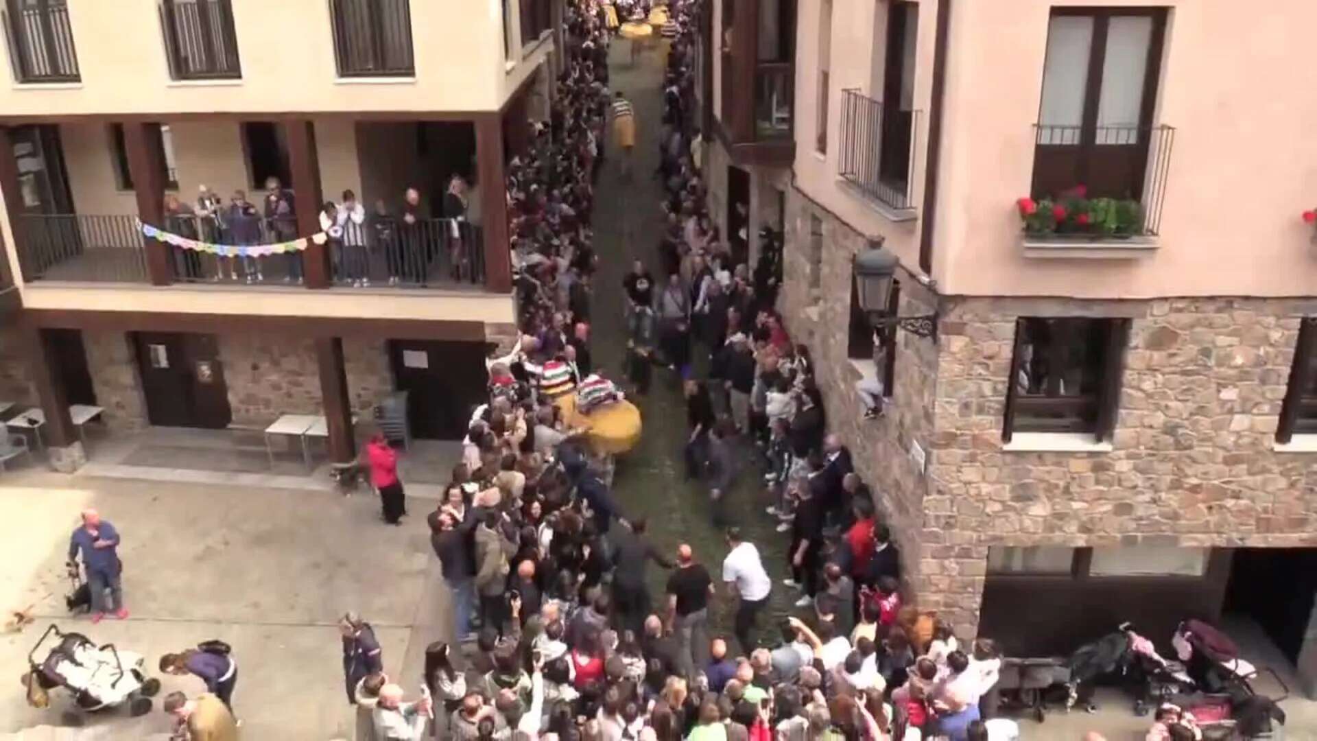 Los danzadores de Anguiano, sobre sus zancos de madera de medio metro de altura, vuelven a danzar mientras se tiran por una cuesta empedrada